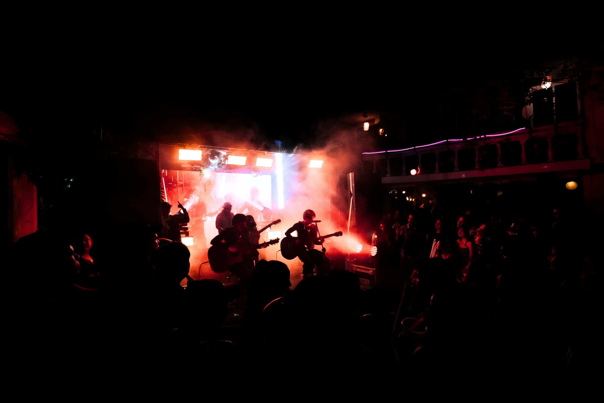 Los 2R en un escenario iluminado en rojo